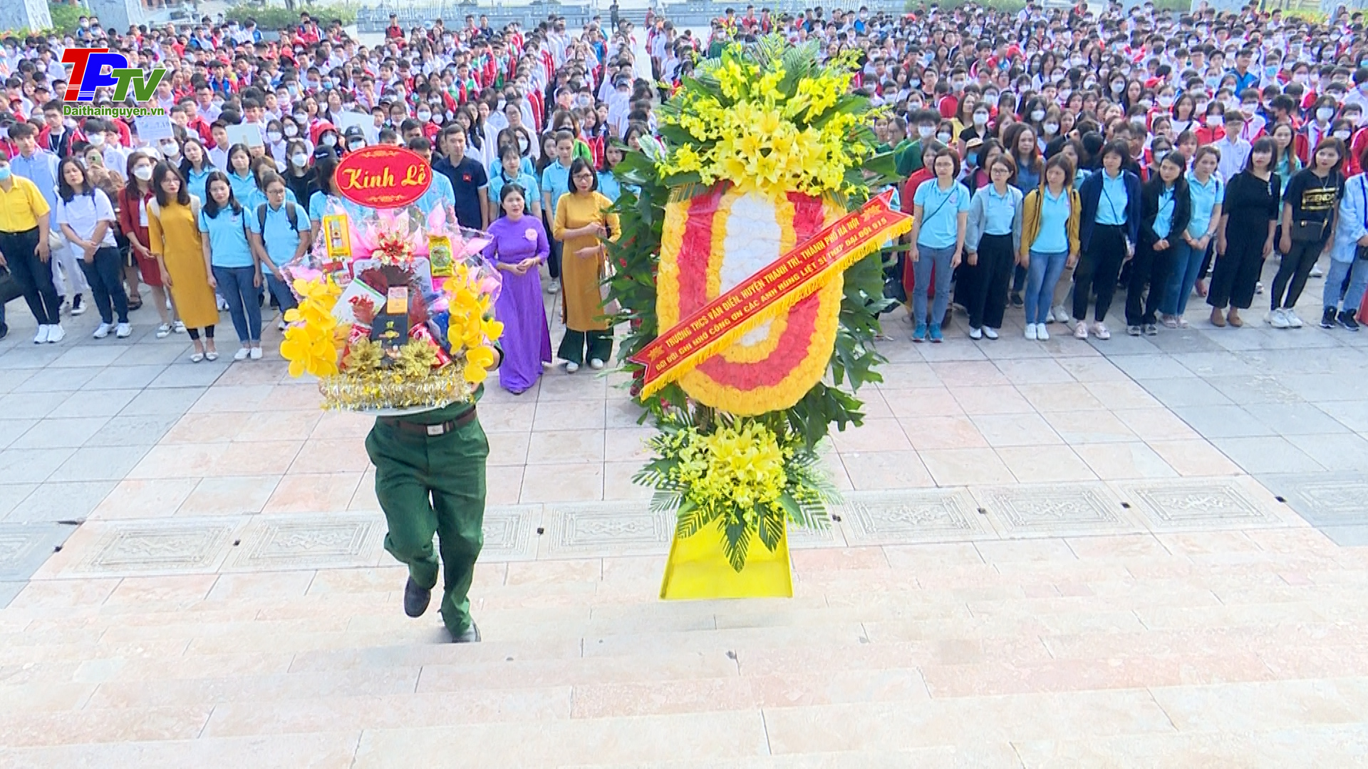 Gần 1400 cán bộ, giáo viên, phụ huynh và học sinh Trường THCS Văn Điển dâng hương tại Khu di tích lịch sử TNXP Đại đội 915