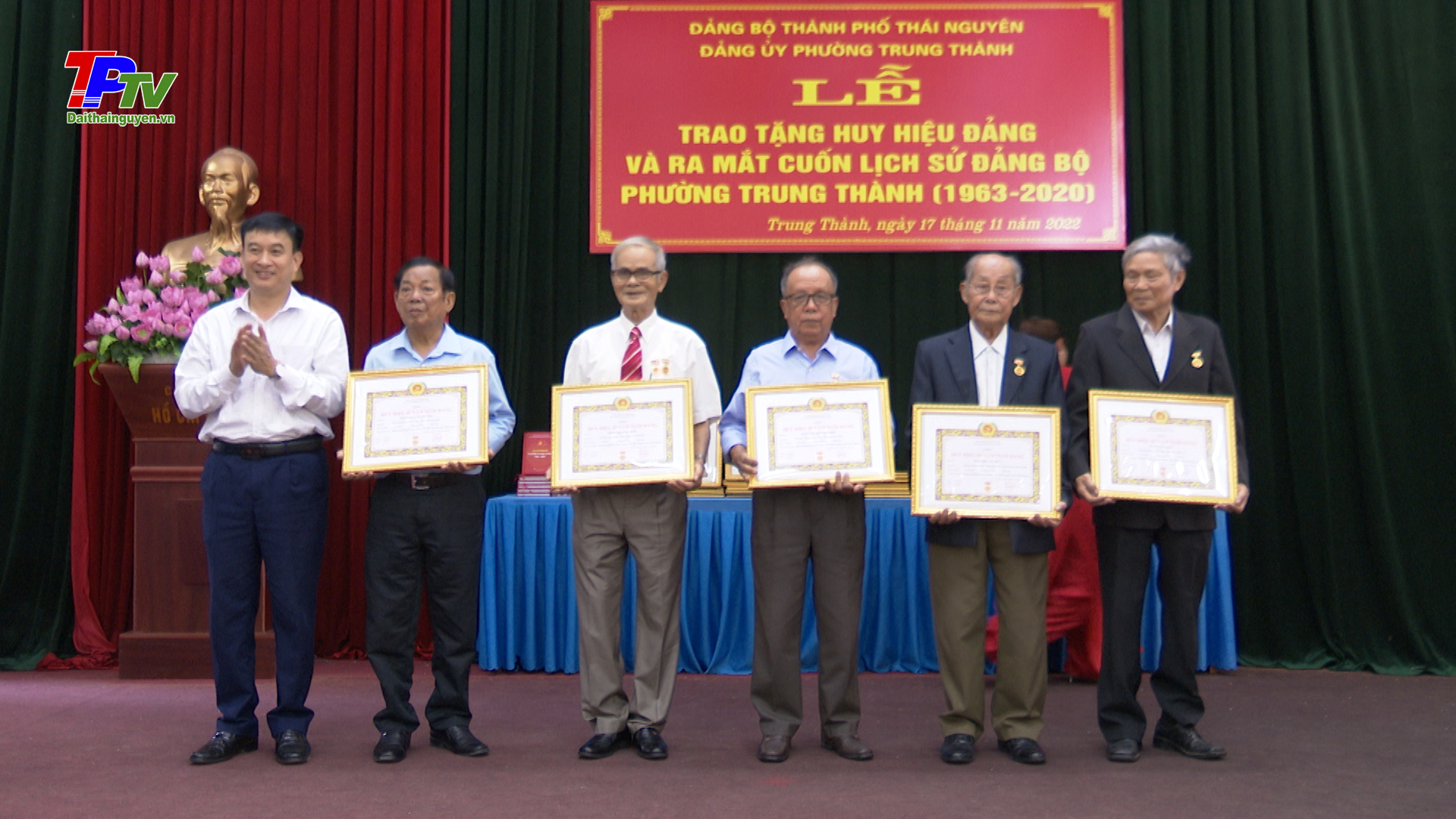 21 đảng viên thuộc Đảng bộ phường Trung Thành được trao tặng Huy hiệu Đảng đợt 7/11