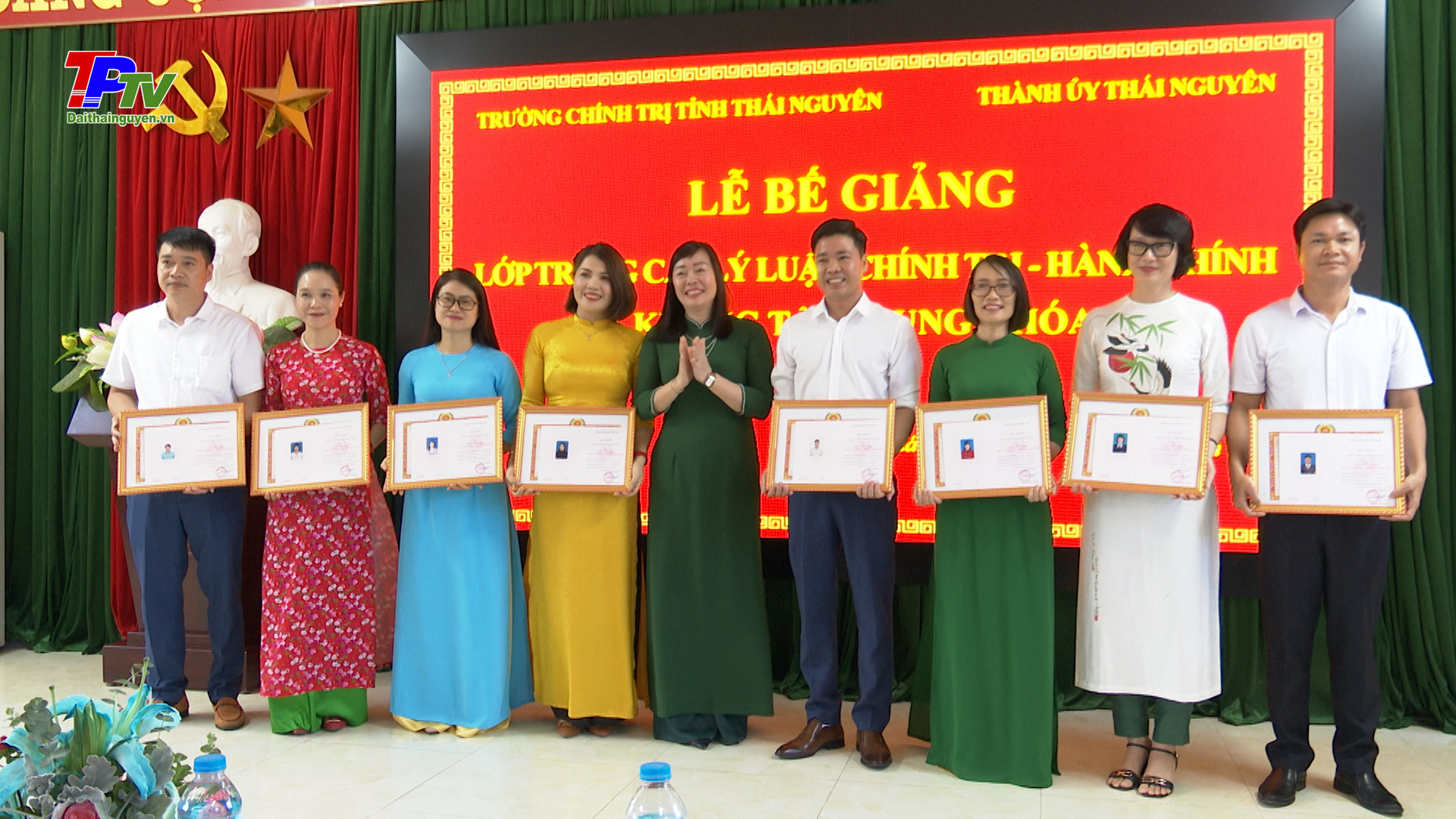 Bế giảng lớp Trung cấp lý luận Chính trị - Hành chính hệ không tập trung khóa 14