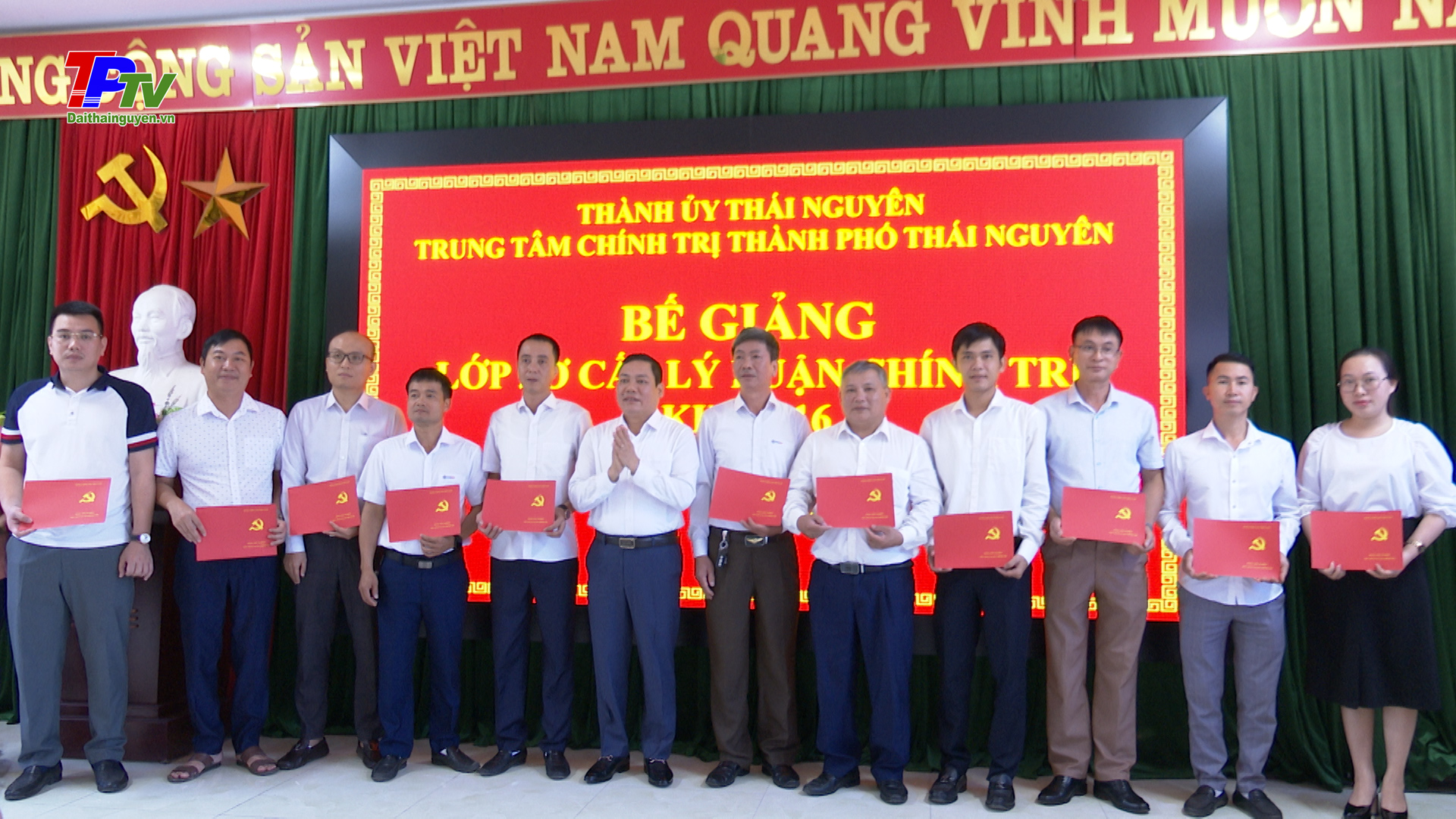 Bế giảng Lớp Sơ cấp Lý luận chính trị khóa 16