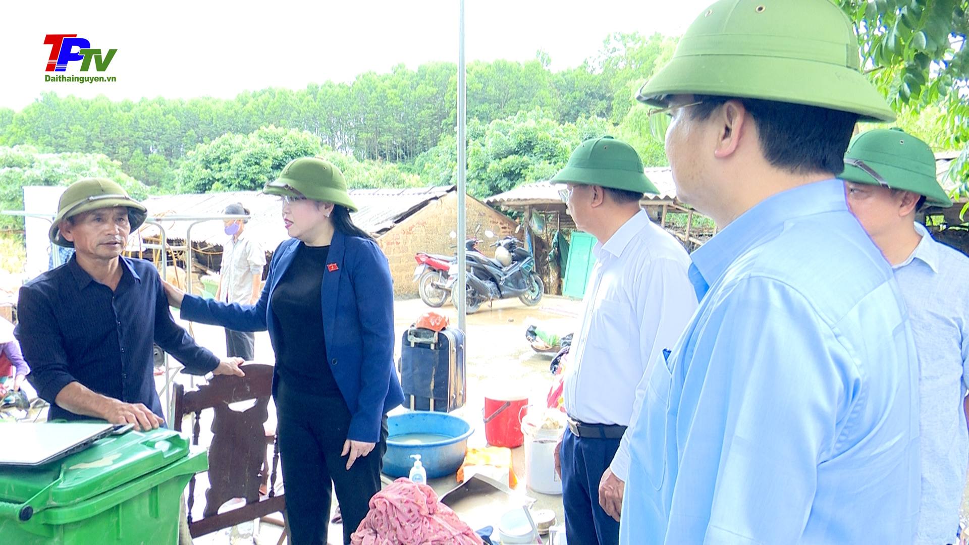 Đồng chí Bí thư Tỉnh ủy kiểm tra công tác khắc phục hậu quả thiên tai.