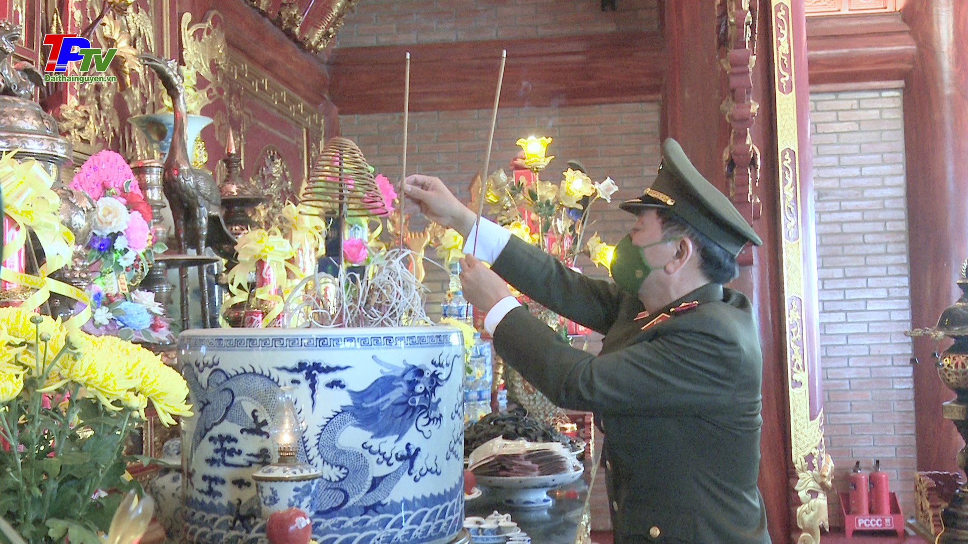 Thứ trưởng Bộ Công an Trần Quốc Tỏ dâng hương tưởng niệm các Anh hùng liệt sỹ Thanh niên xung phong.