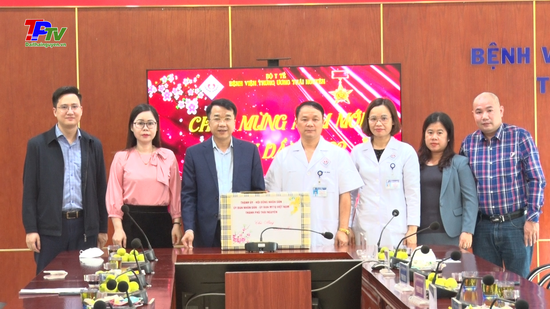 Các đồng chí lãnh đạo TP Thái Nguyên thăm, động viên một số đơn vị làm nhiệm vụ trực đêm giao thừa.