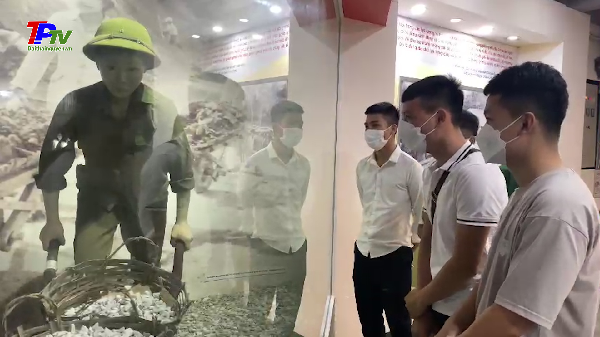 Trường Cao đẳng kinh tế kỹ thuật Thái Nguyên dâng hương tại Khu di tích lịch sử Quốc gia 60 liệt sỹ TNXP Đại đội 915.