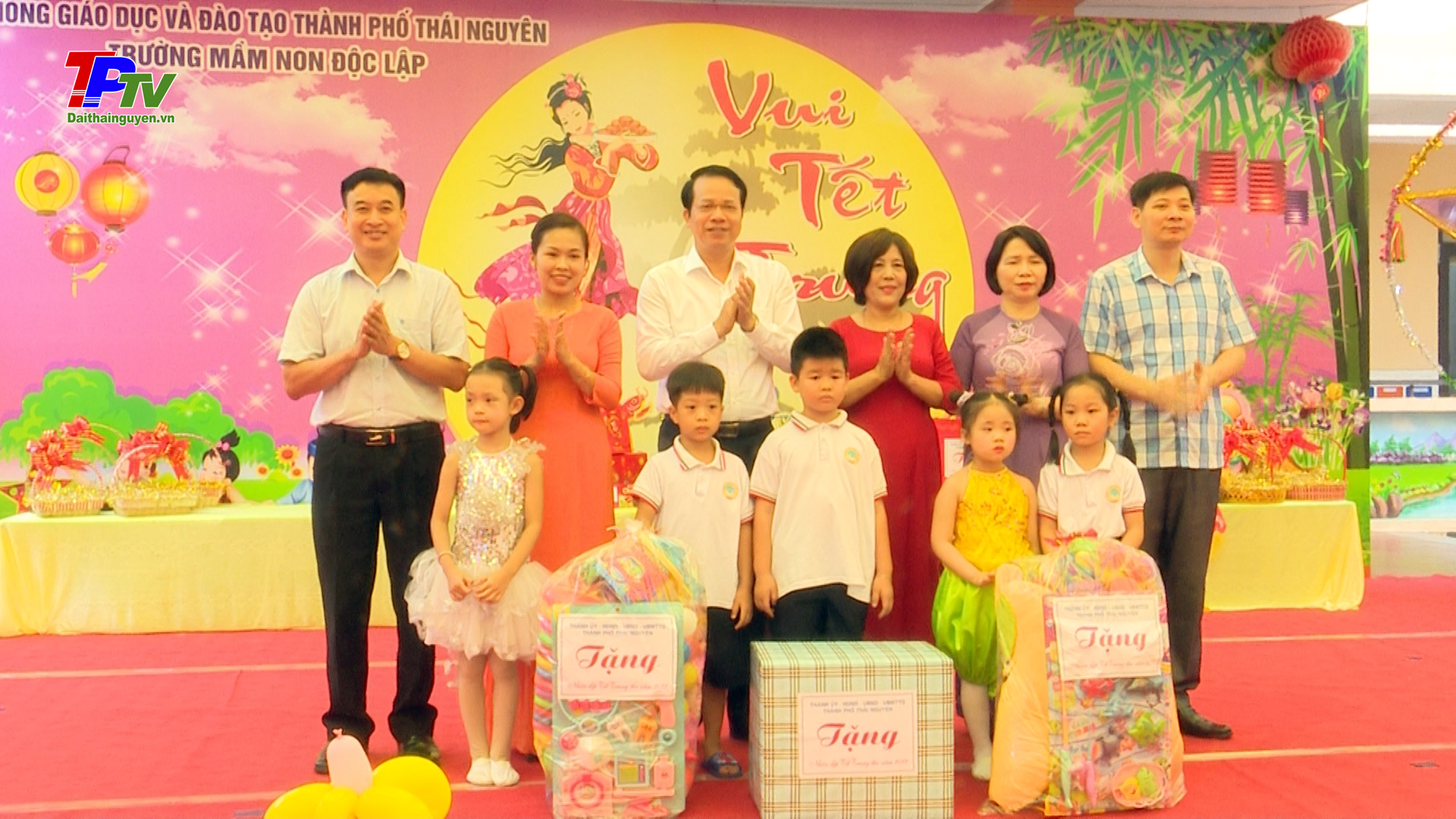 Các đồng chí lãnh đạo TP. Thái Nguyên tặng quà thiếu nhi nhân dịp Tết Trung Thu.