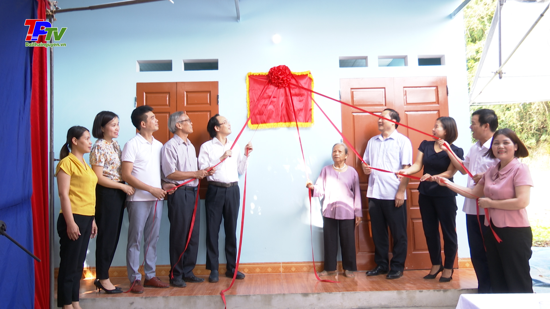 Đồng chí chủ tịch UBND thành phố dự khánh thành nhà 