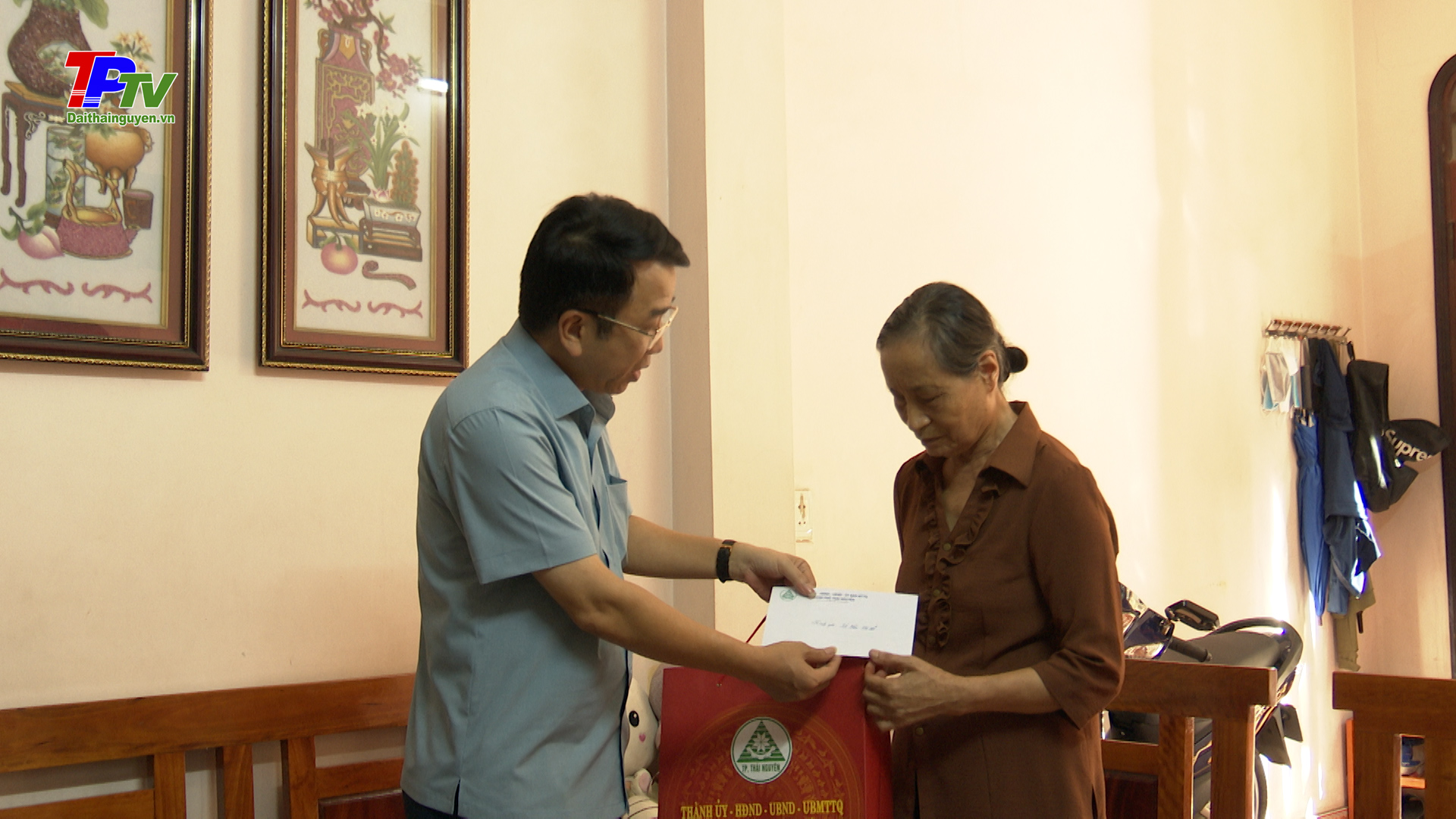 Đồng chí Chủ tịch UBND thành phố Thái Nguyên thăm, tặng quà 6 gia đình chính sách.