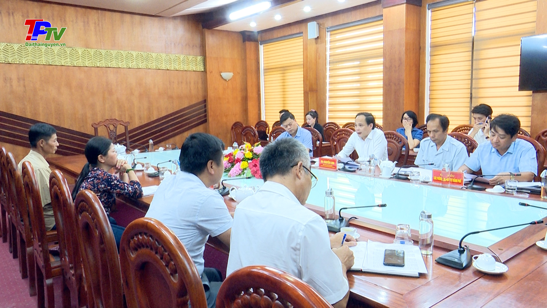 Đồng chí Chủ tịch UBND thành phố Thái Nguyên tiếp công dân.