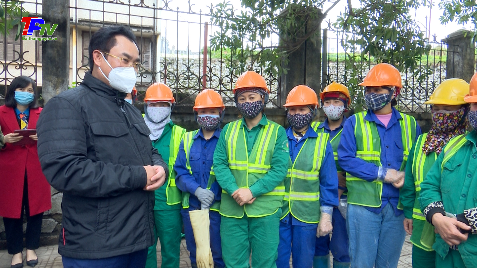 Đồng chí Chủ tịch UBND tỉnh trao quà Tết cho công nhân Công ty CP Môi trường và công trình đô thị Thái Nguyên.