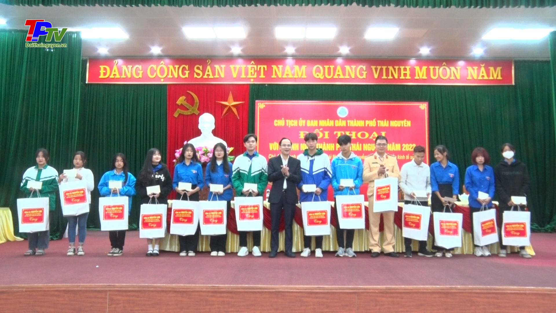 Chủ tịch UBND thành phố đối thoại với thanh niên.