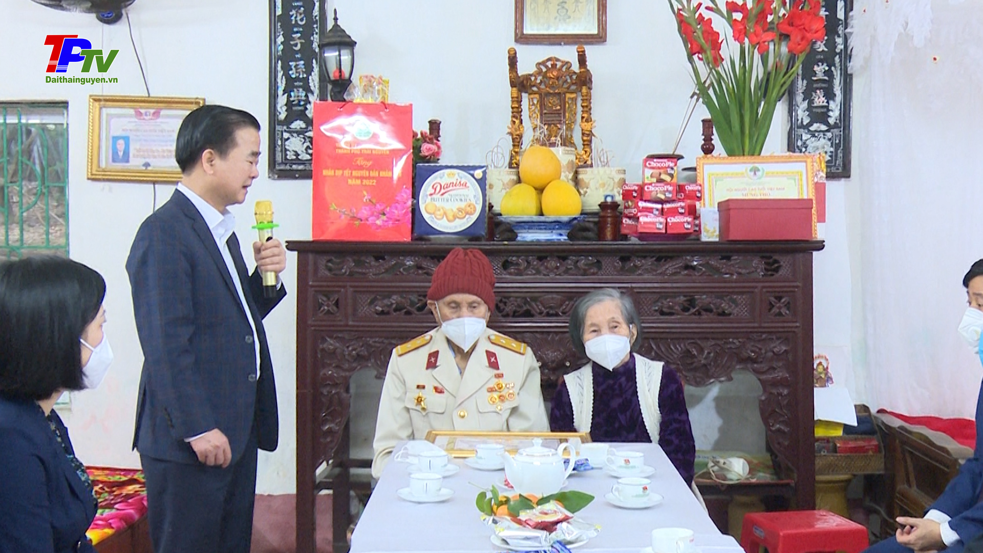 Lãnh đạo tỉnh và thành phố Thái Nguyên trao tặng Huy hiệu 75 năm tuổi Đảng cho đảng viên Nguyễn Như Quang.