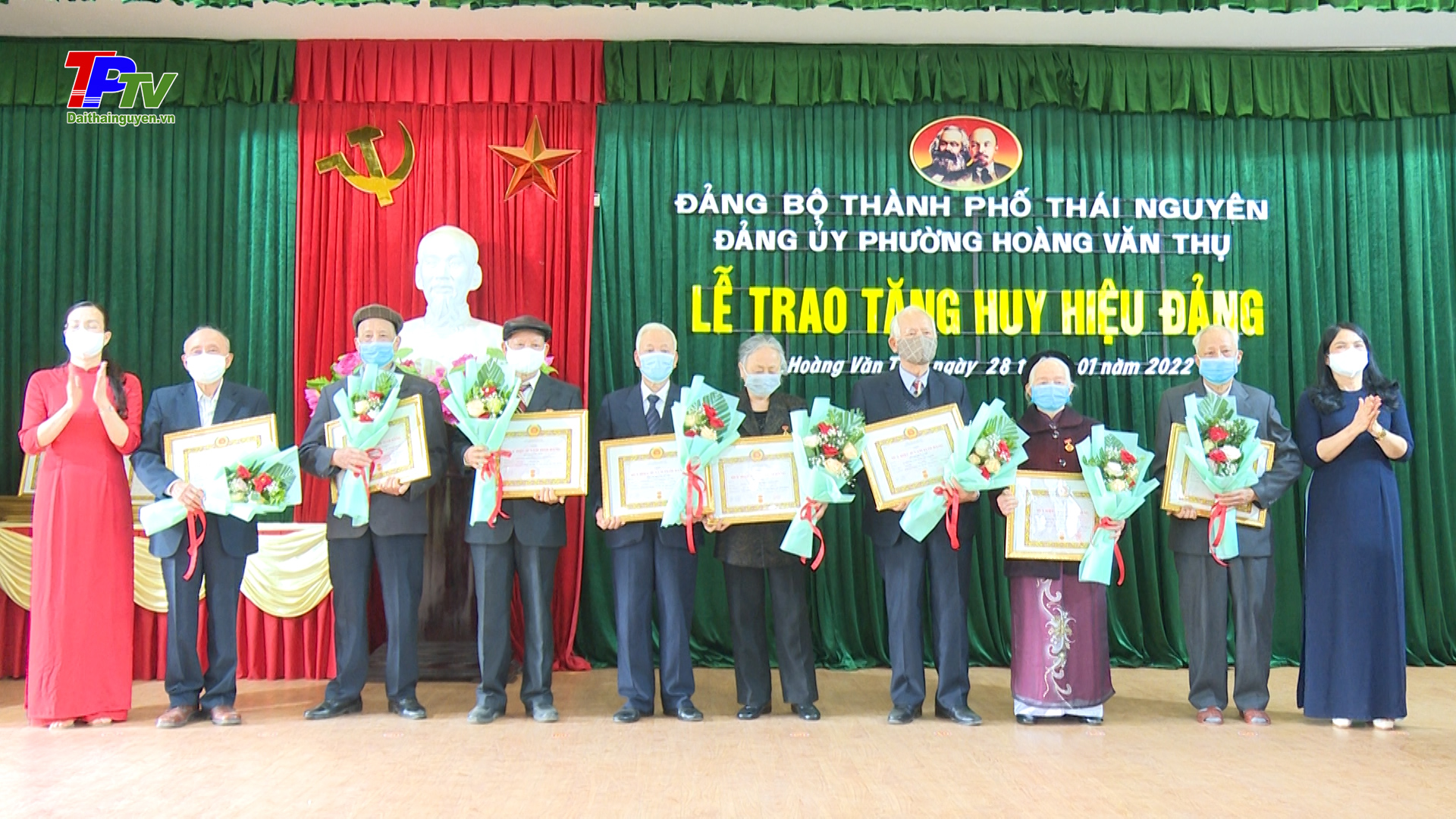 Đảng bộ phường Hoàng Văn Thụ trao tặng Huy hiệu Đảng đợt mùng 3/2/2022
