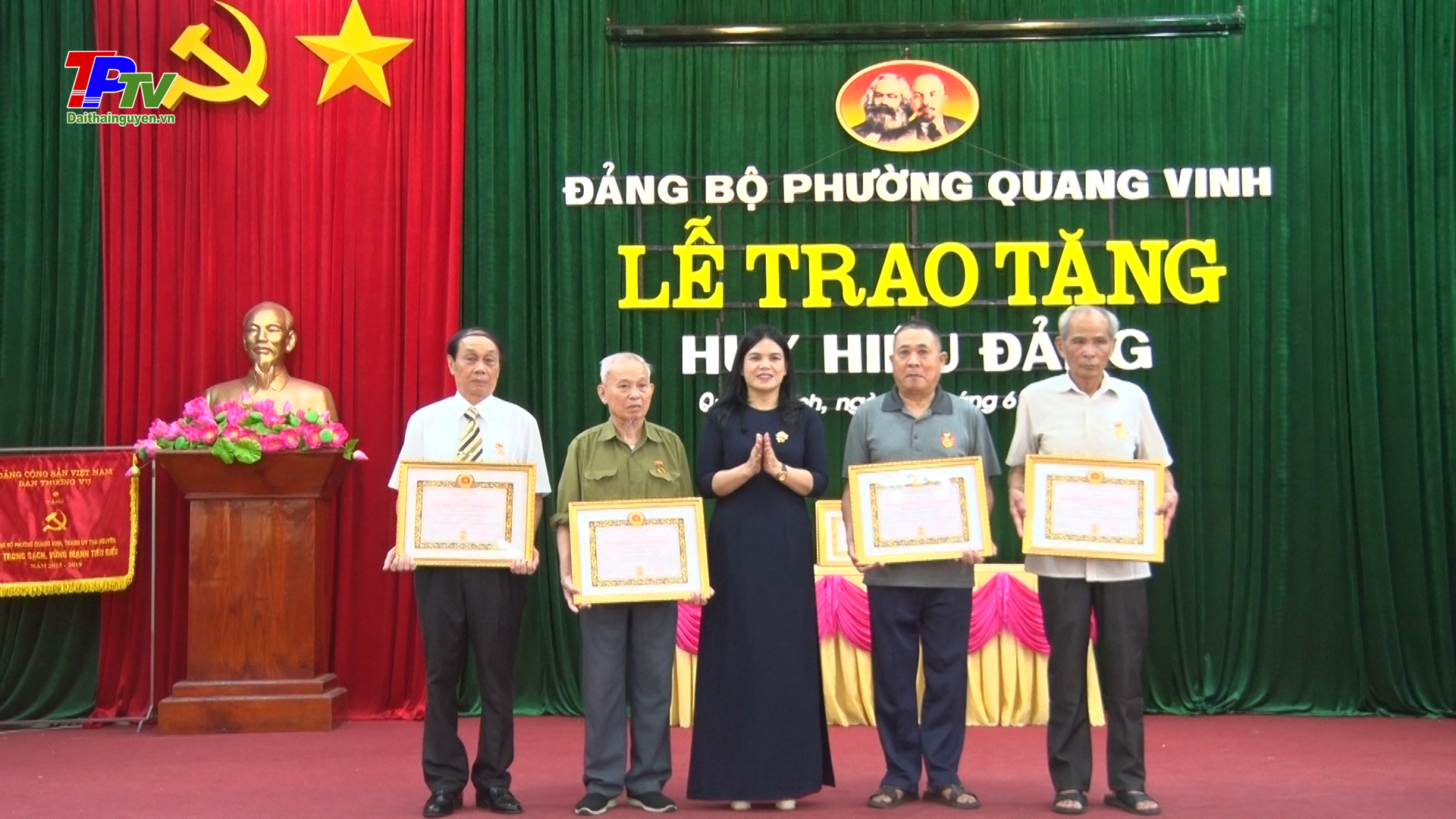 Đảng bộ phường Quang Vinh trao Huy hiệu Đảng đợt 19/5.