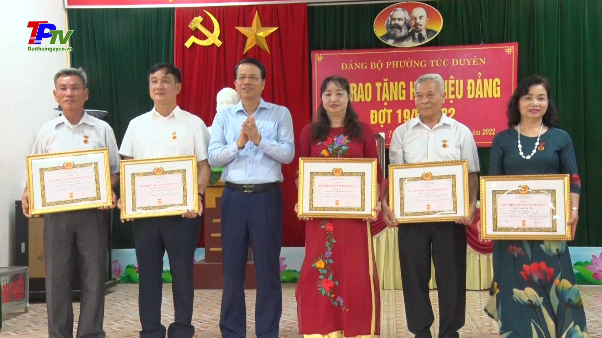 Đảng bộ phường Túc Duyên trao Huy hiệu Đảng đợt 19/5.