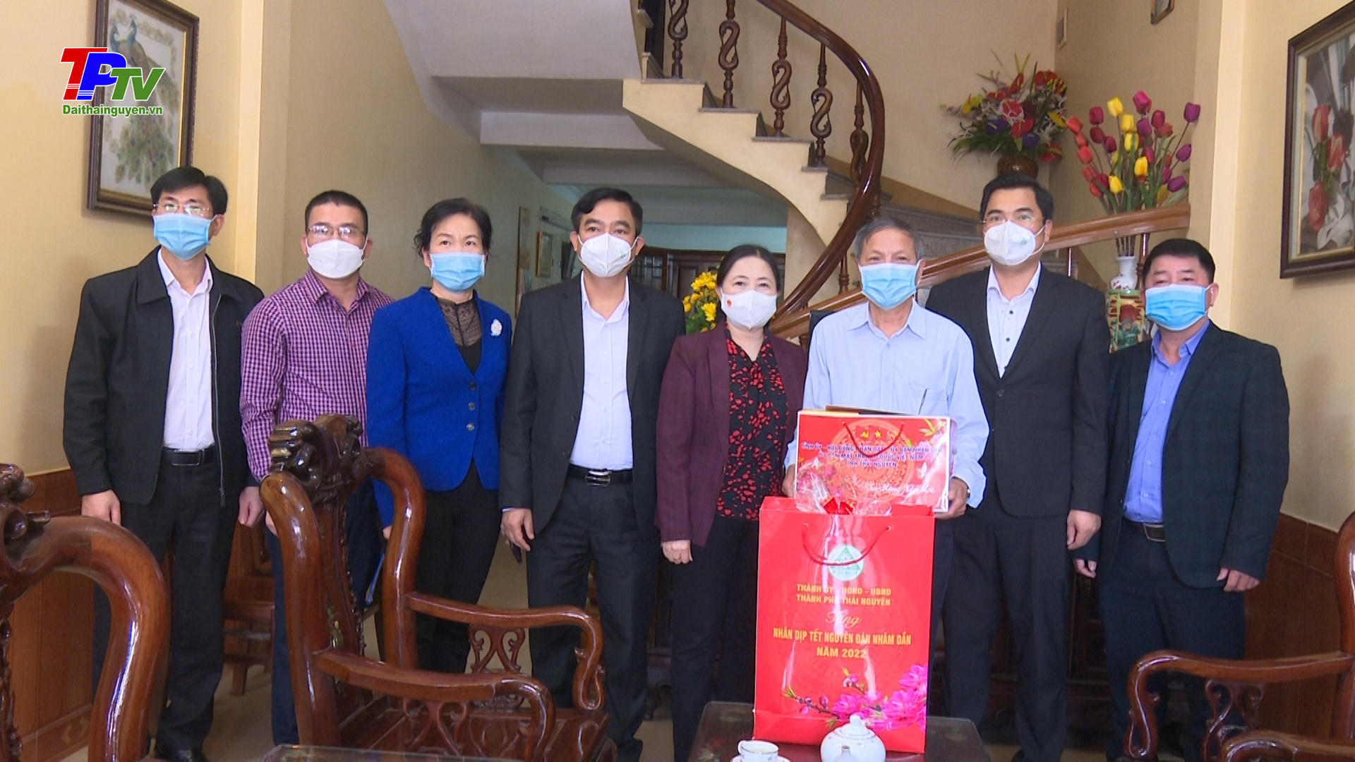 Đoàn đại biểu của Tỉnh thăm, tặng quà 3 gia đình người có công với cách mạng tại phường Trưng Vương.