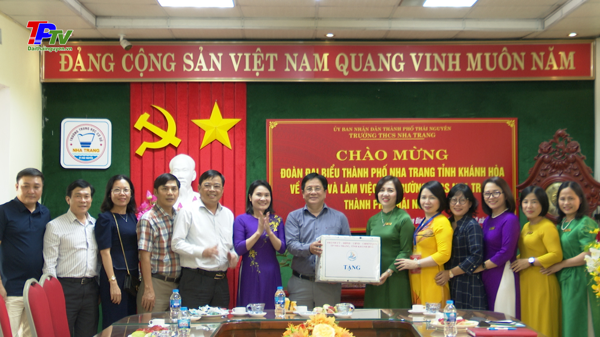 Đoàn đại biểu của Thành ủy, HĐND, UBND thành phố Nha Trang, tỉnh Khánh Hòa thăm trường THCS Nha Trang.