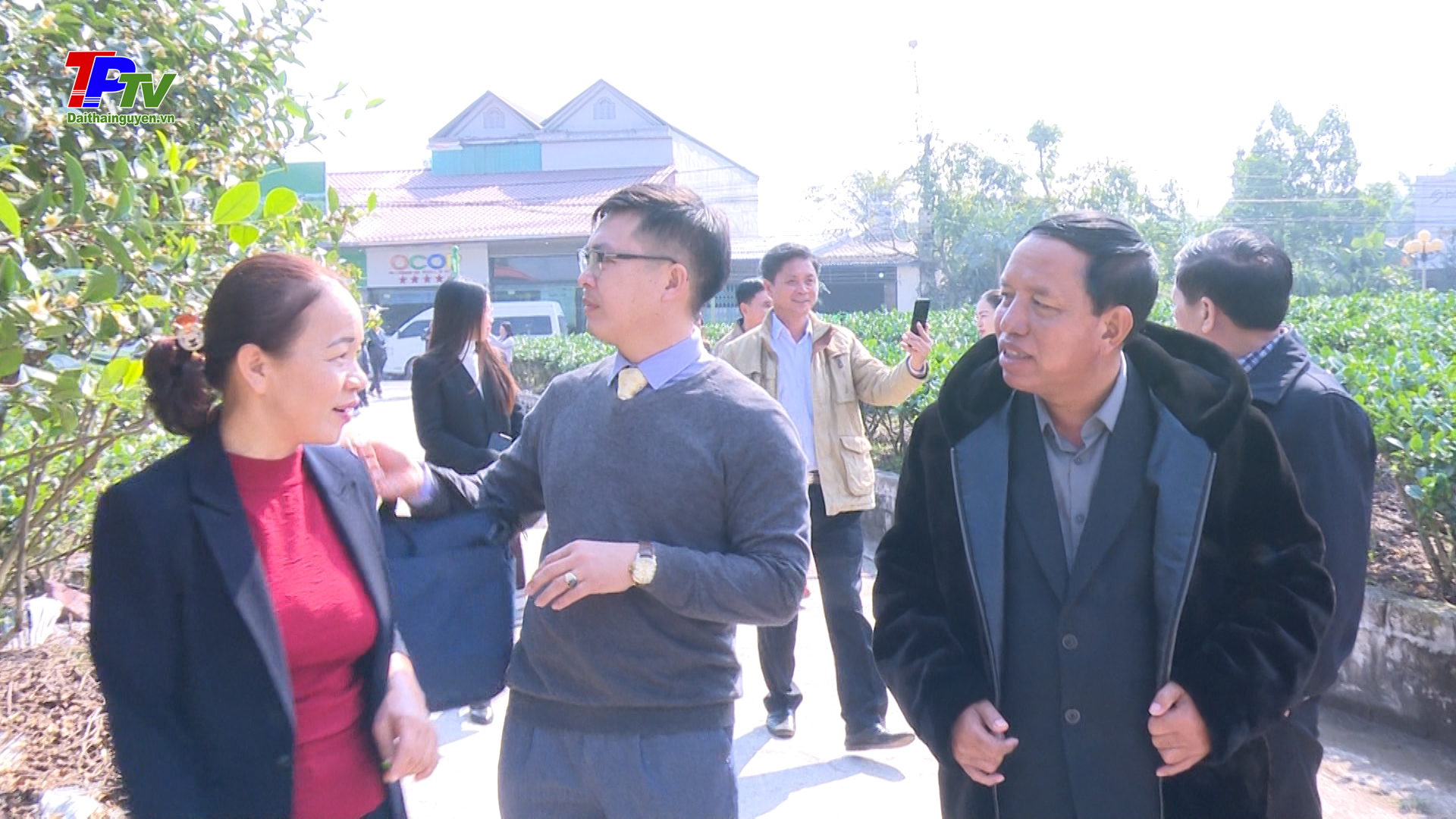 Đoàn đại biểu thành phố Luông Pha Bang trao đổi kinh nghiệm tại HTX chè Hảo Đạt.