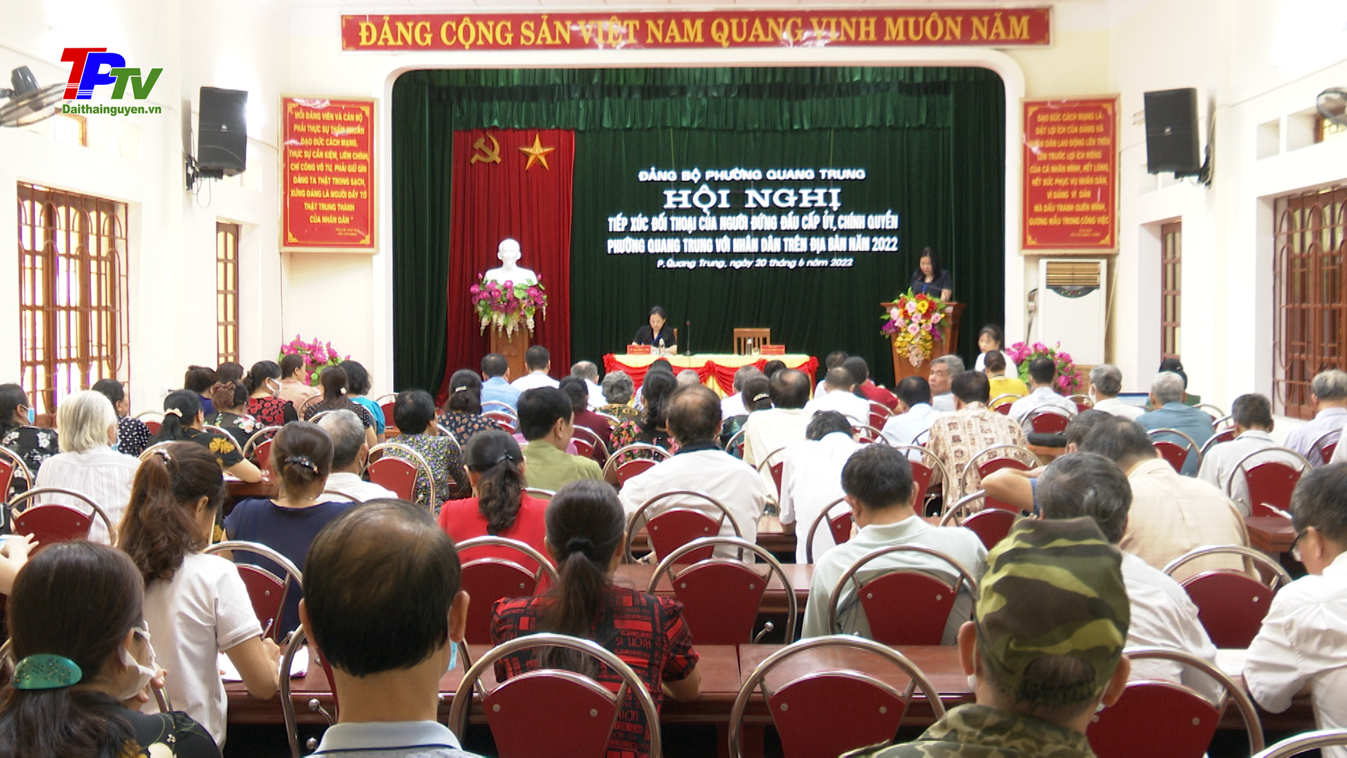 Tiếp xúc đối thoại của người đứng đầu cấp ủy, chính quyền với nhân dân.