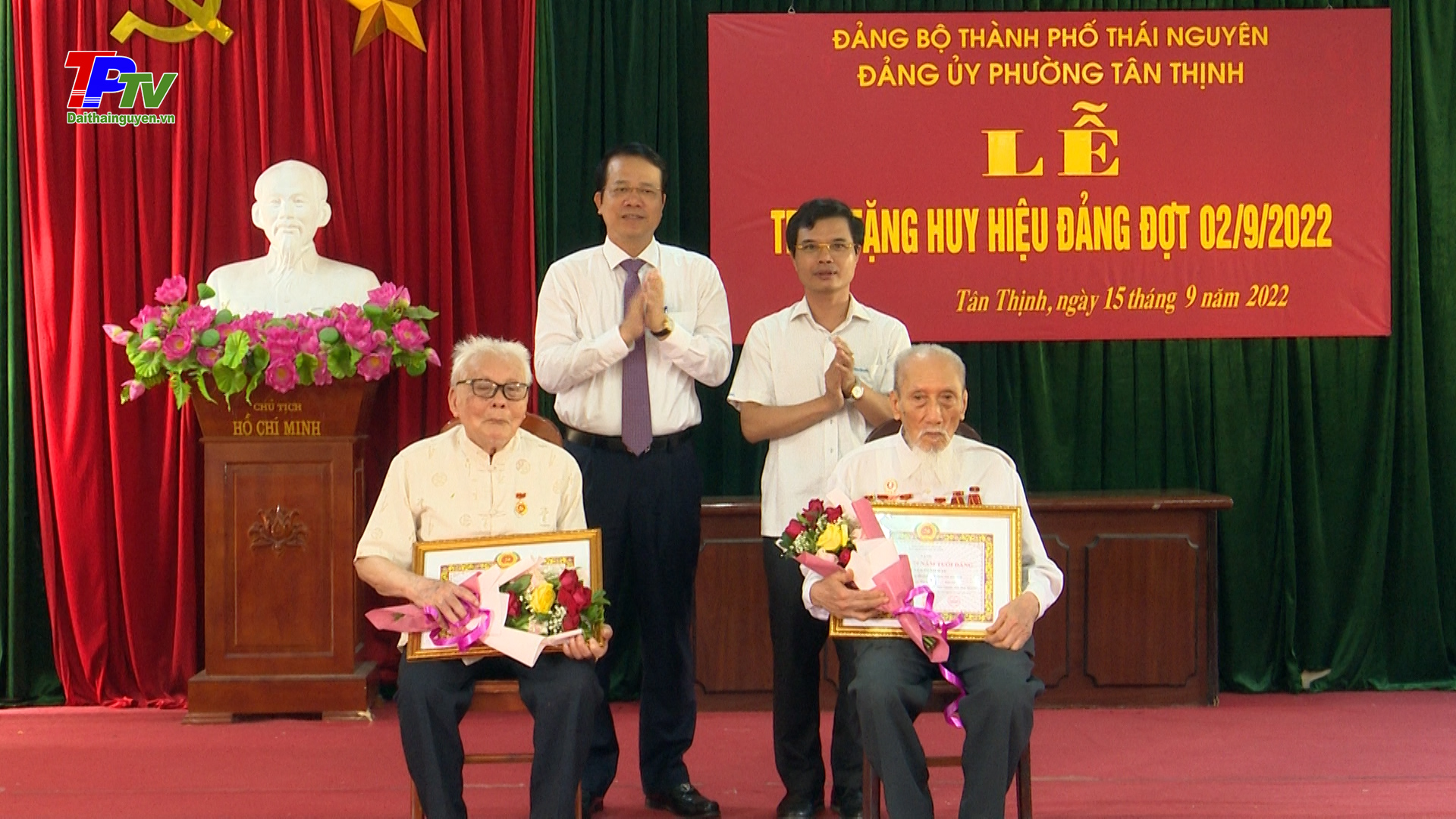 Đồng chí Bí thư Thành ủy Thái Nguyên trao tặng Huy hiệu Đảng cho đảng viên phường Tân Thịnh, Thịnh Đán.