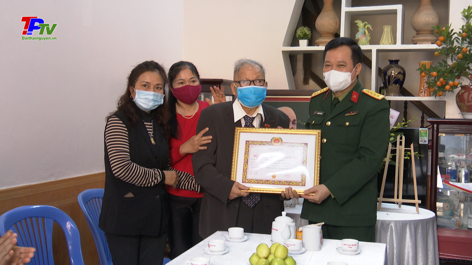 Trao Huy hiệu 75 tuổi Đảng cho đảng viên Nguyễn Vũ Hạng.