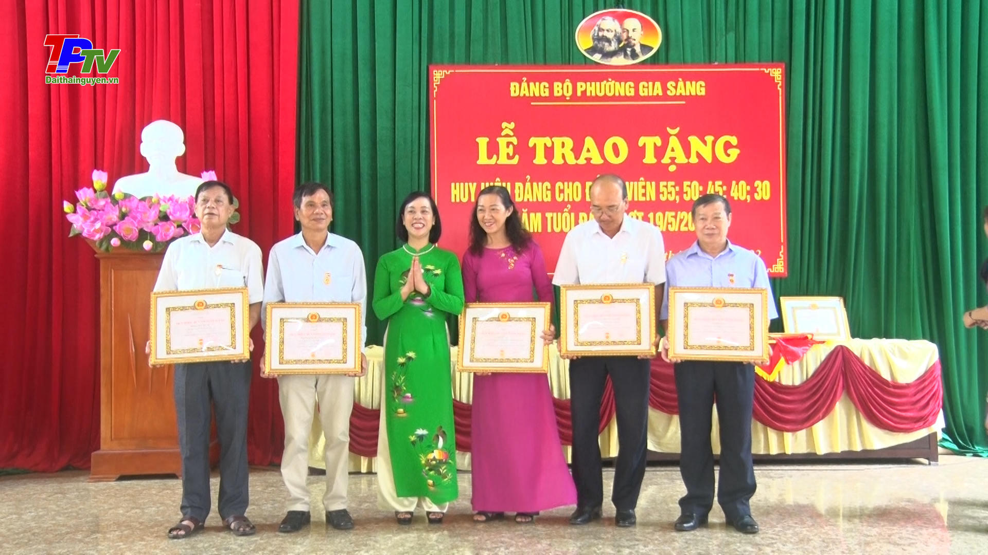 Đảng bộ phường Gia Sàng trao Huy hiệu Đảng đợt 19/05/2022.