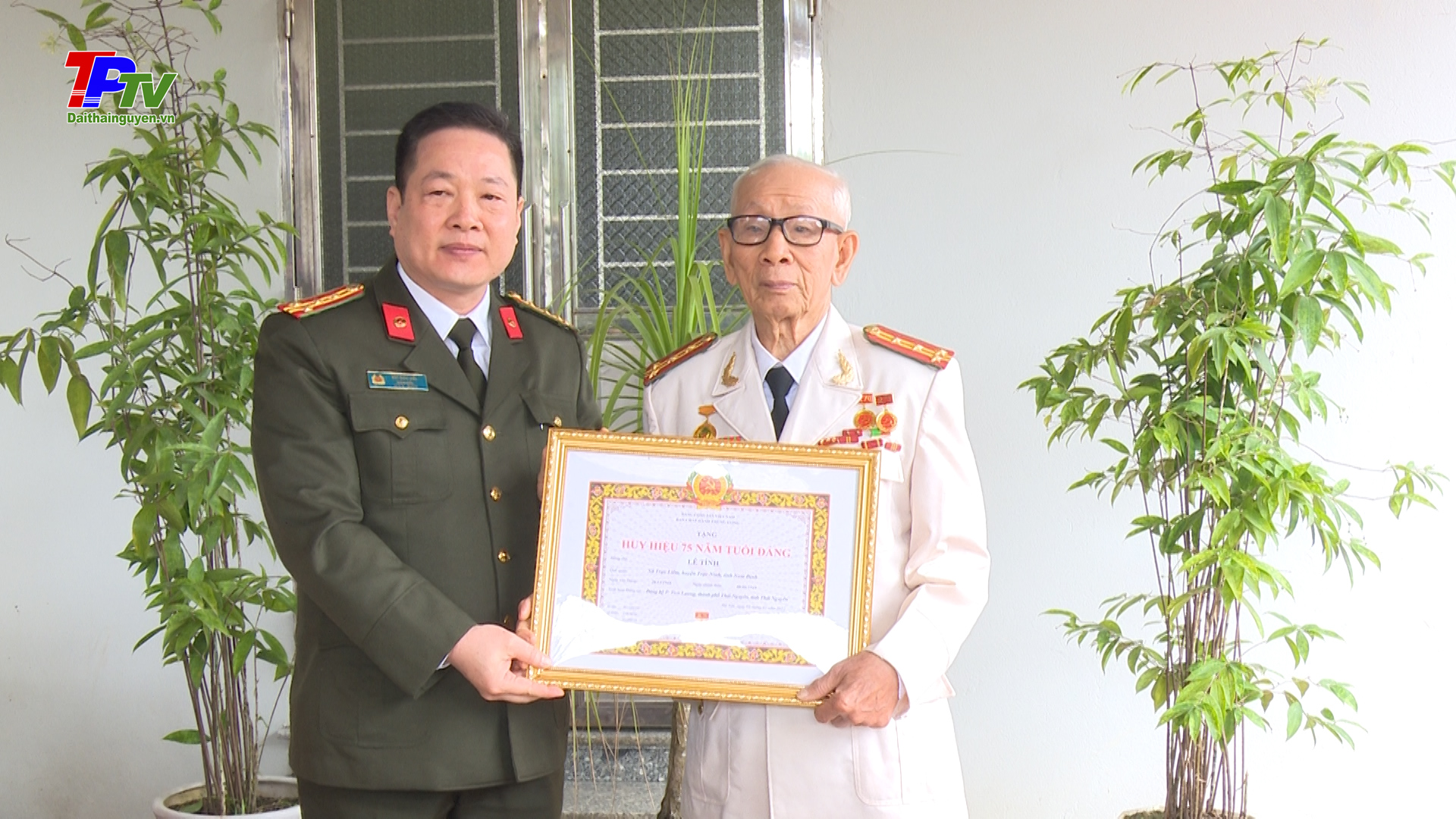 Trao tặng Huy hiệu 75 năm tuổi Đảng, đợt 3/2/2022 cho đảng viên Lê Tính, Đảng bộ phường Tích Lương.