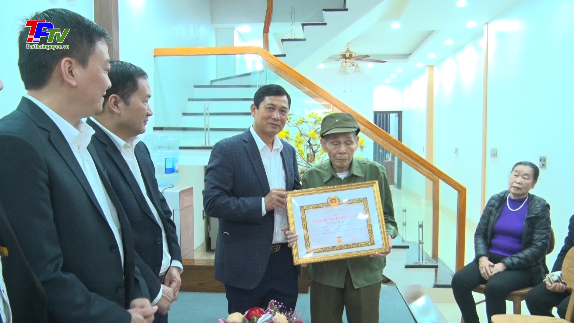 Trao tặng Huy hiệu 75 năm tuổi Đảng cho đảng Viên Nguyễn Tất Cần.