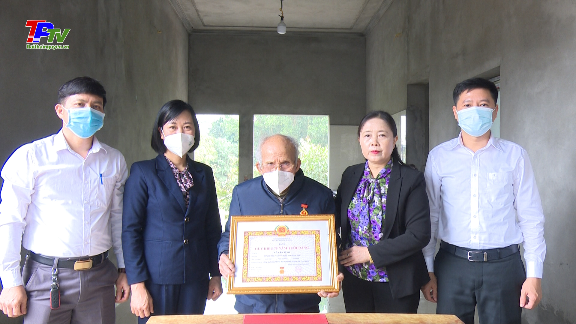 Trao huy hiệu 75 năm tuổi cho đảng viên Lê Văn Tình đảng bộ phường Phú Xá