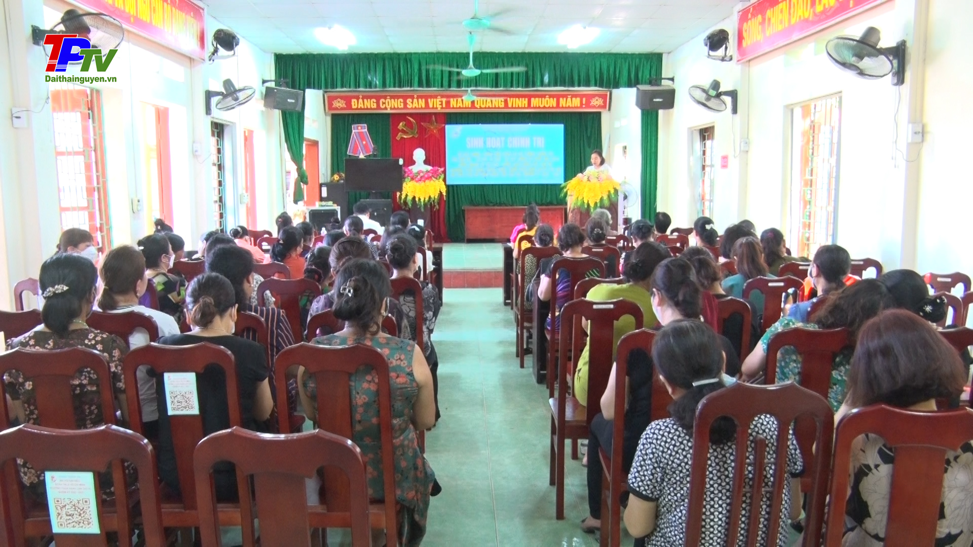 Hội Phụ nữ phường Chùa Hang tổ chức sinh hoạt chính trị.