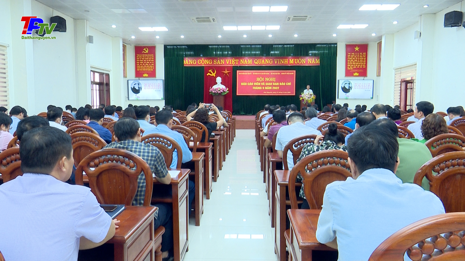 Hội nghị báo cáo viên và giao ban báo chí tháng 9.