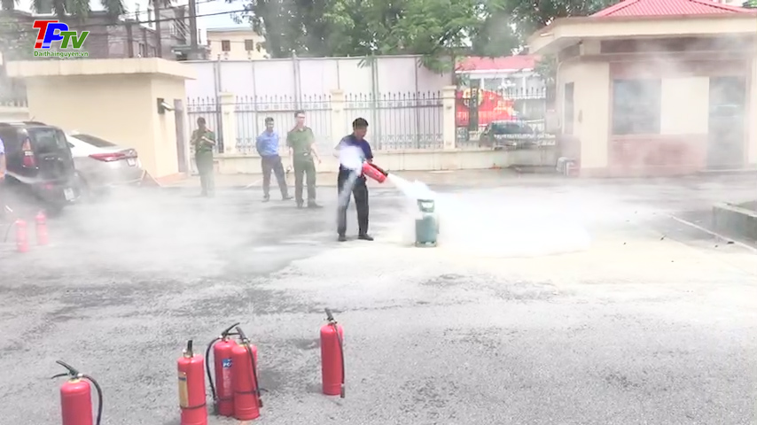 Huấn luyện nghiệp vụ PCCC cho đội PCCC cơ sở của Thành ủy Thái Nguyên.
