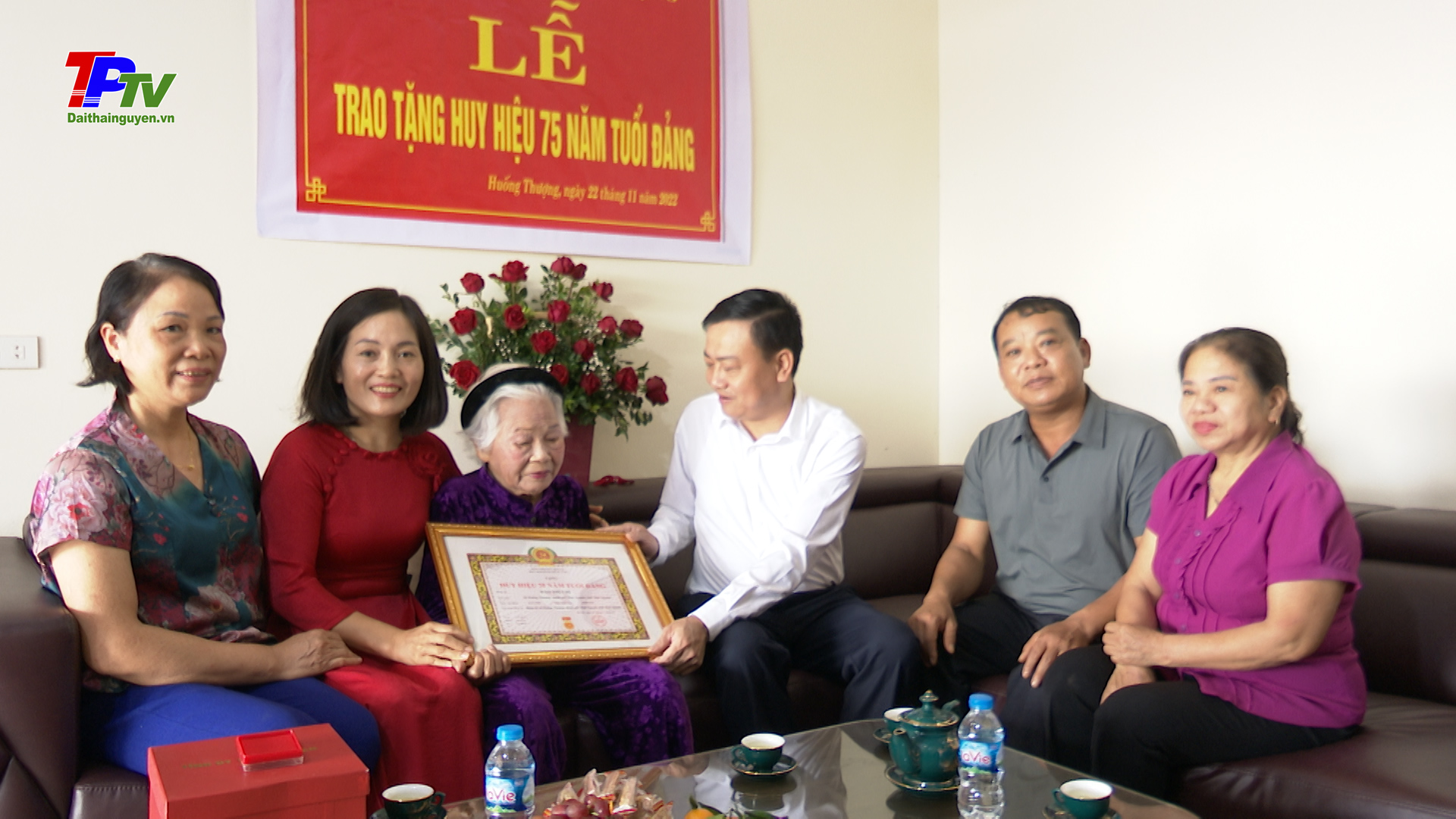 Đảng bộ xã Huống Thượng trao Huy hiệu Đảng đợt 7/11