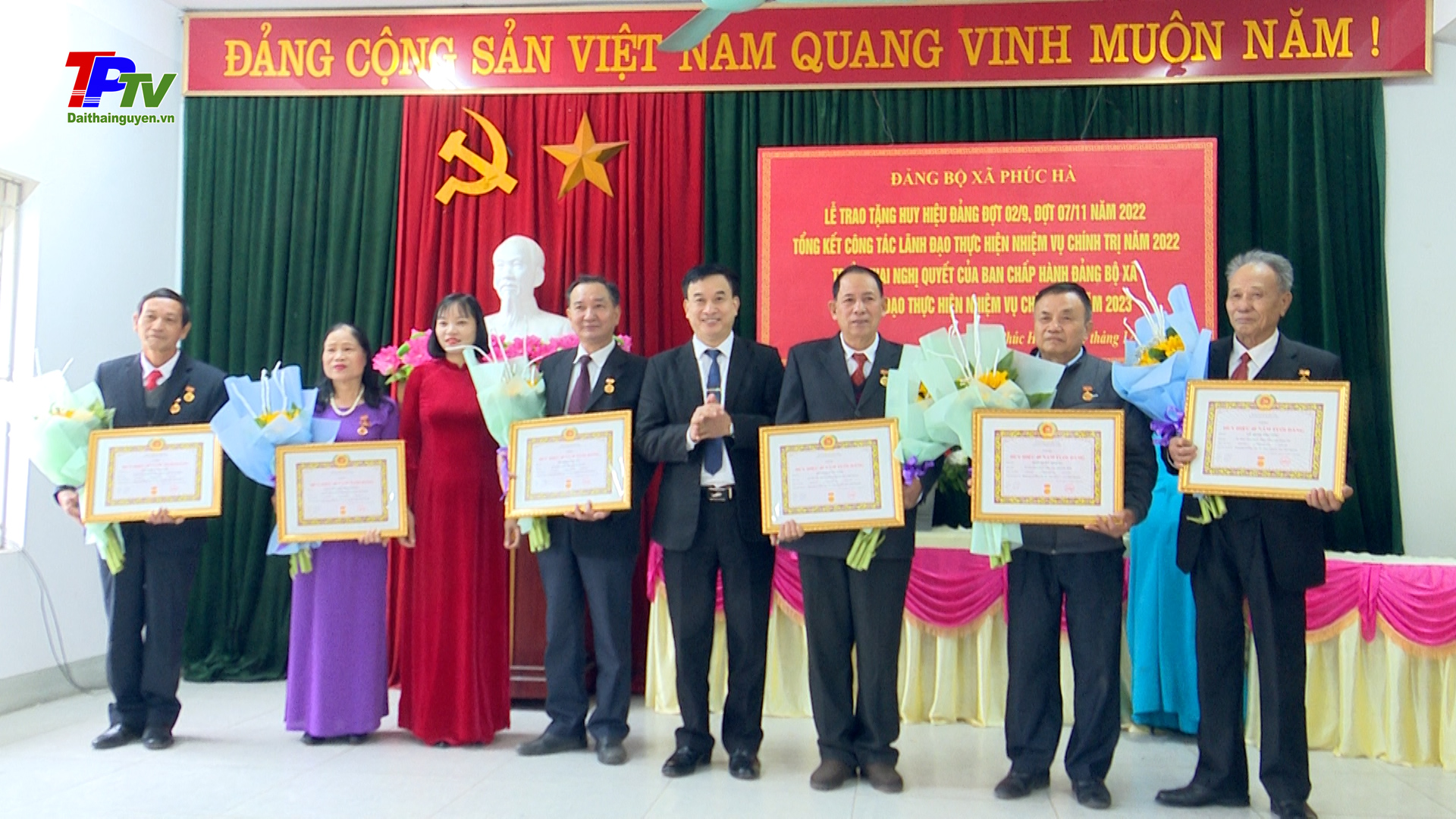 Đảng bộ xã Phúc Hà trao Huy hiệu Đảng đợt 2/9 và đợt 7/11