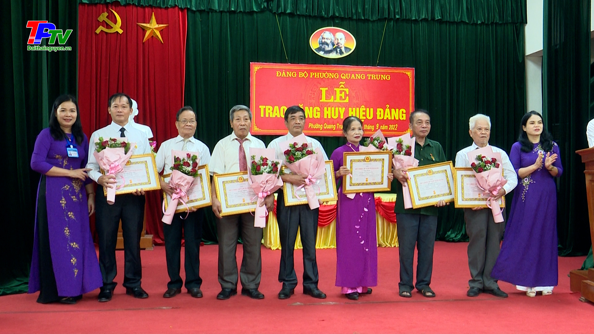 Trao tặng Huy hiệu Đảng cho 28 đảng viên đợt 2/9/2022