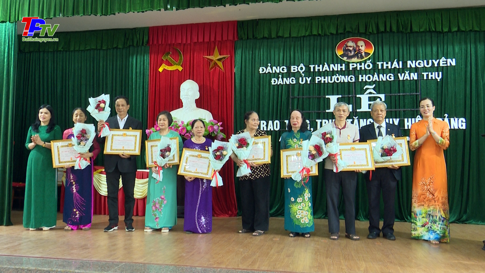 Đảng bộ phường Hoàng Văn Thụ trao tặng Huy hiệu Đảng đợt 19/5