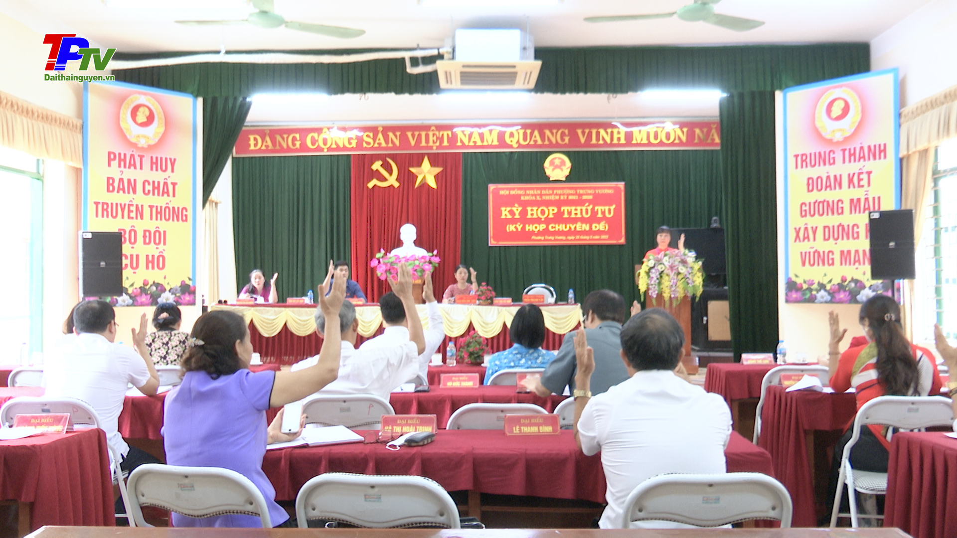 Kỳ họp thứ 4 (Kỳ họp chuyên đề) HĐND phường Trưng Vương khóa X.