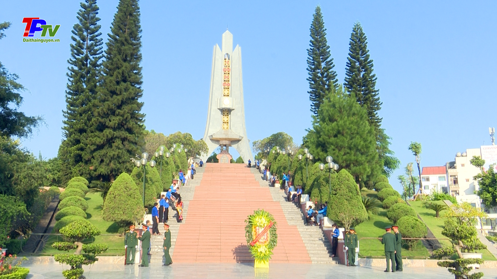 Lãnh đạo thành phố Thái Nguyên dâng hương tưởng niệm các Anh hùng liệt sỹ.