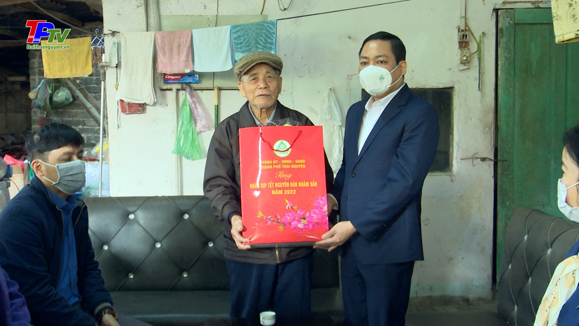 Lãnh đạo thành phố Thái Nguyên thăm, tặng quà các gia đình chính sách, người có công, hộ nghèo nhân dịp Tết Nguyên Đán 2022.