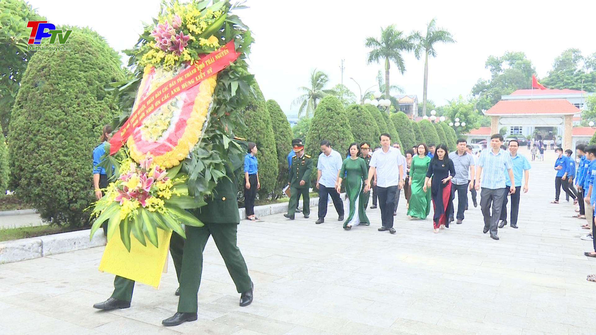 Đoàn đại biểu thành phố Thái Nguyên tổ chức dâng hương tưởng nhớ các anh hùng liệt sỹ.