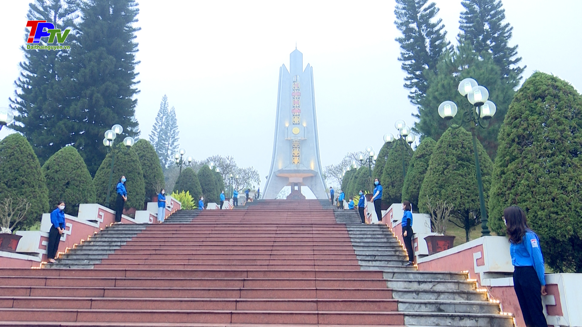 Lãnh đạo thành phố Thái Nguyên dâng hương tưởng nhớ Chủ tịch Hồ Chí Minh và các Anh hùng liệt sỹ.
