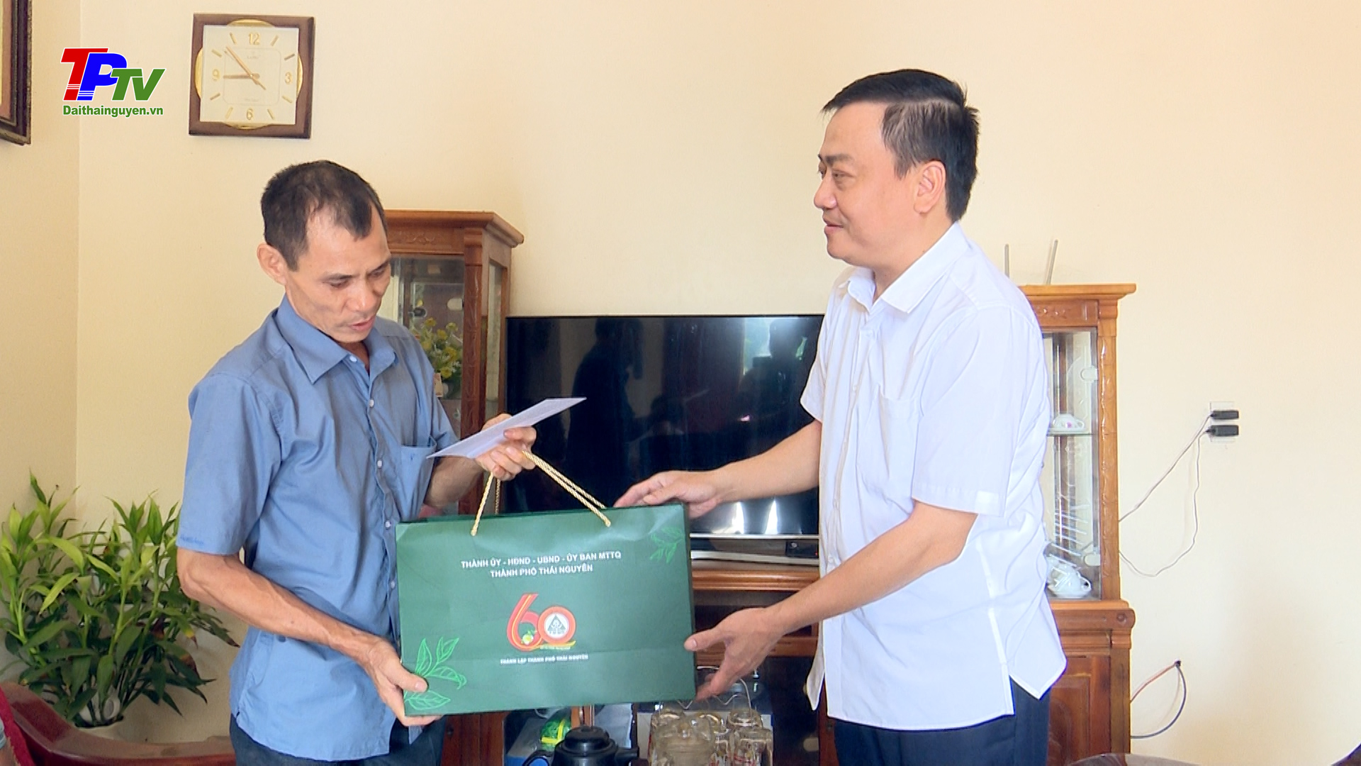 Lãnh đạo thành phố Thái Nguyên thăm, tặng quà các gia đình chính sách.