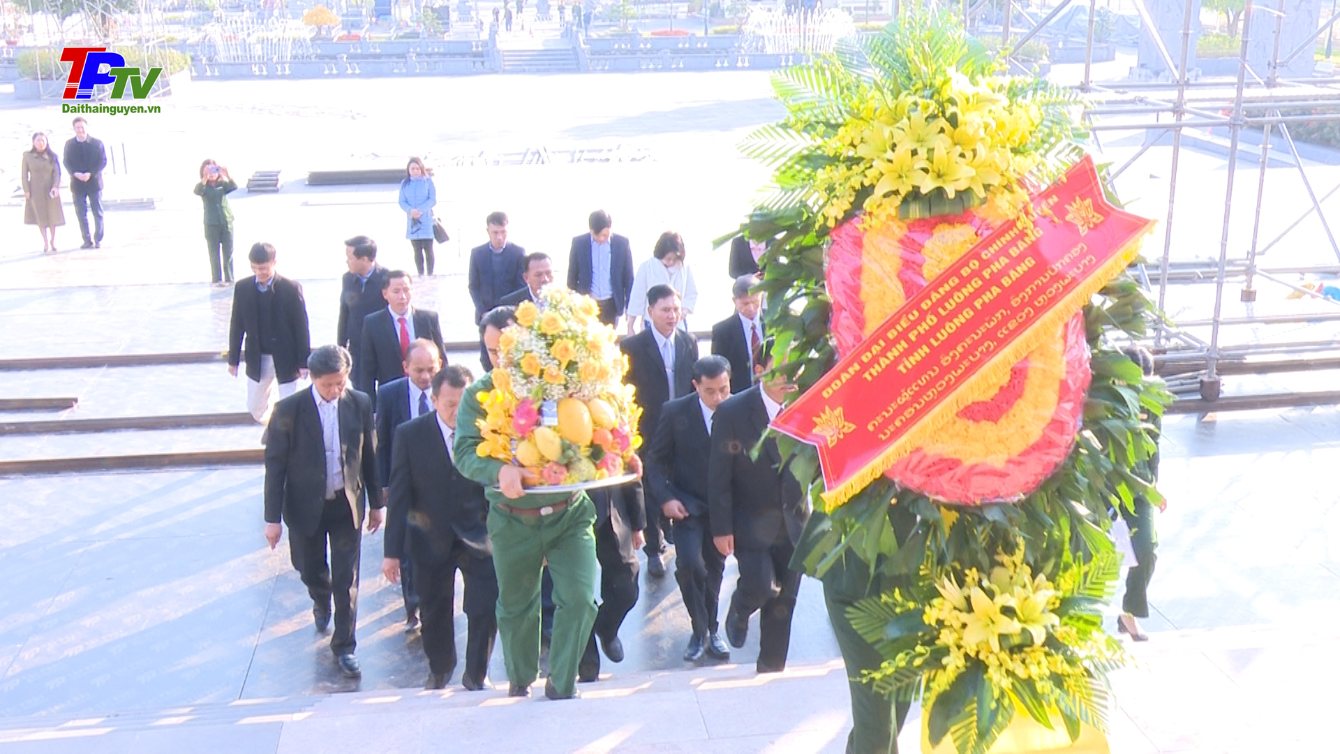 Đoàn đại biểu thành phố Luông Pha Bang dâng hương tại khu di tích lịch sử Quốc gia 60 liệt sỹ thanh niên xung phong Đại đội 915, Đội 91 Bắc Thái
