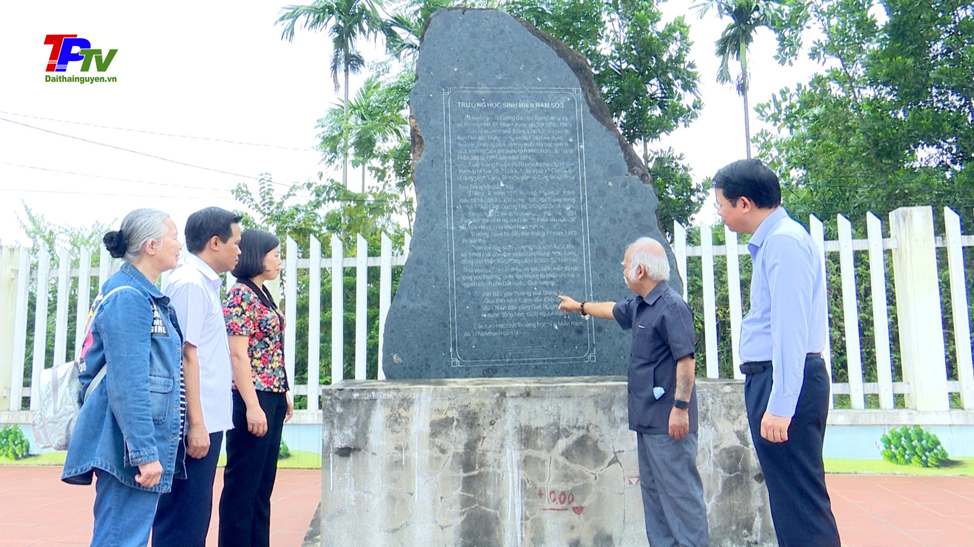 Đồng chí Ksor Phước - nguyên Chủ tịch Hội đồng dân tộc Quốc hội thăm và tặng quà Trường Mầm non Phúc Trìu.