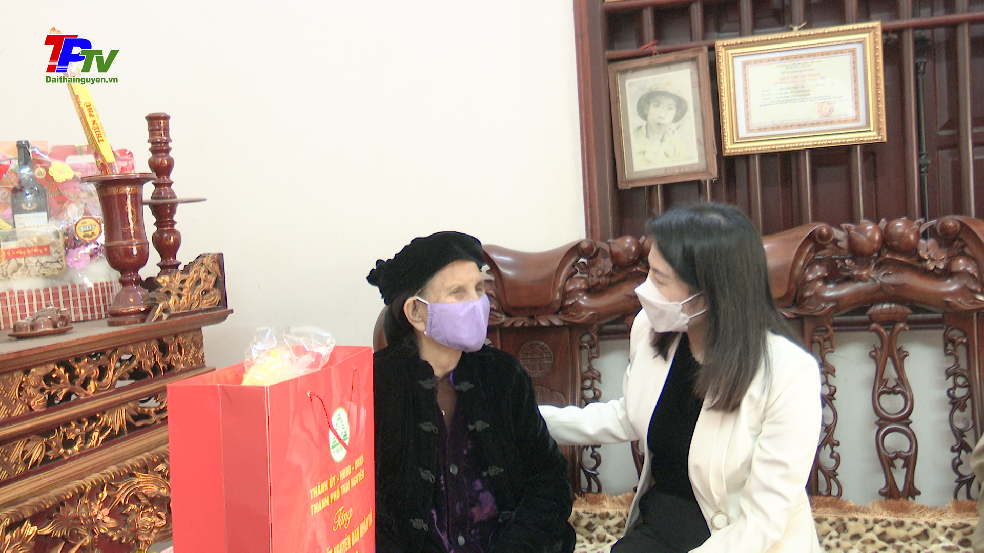 Tặng quà các gia đình chính sách, hộ nghèo, đảng viên trên 70 năm tuổi Đảng tại phường Tân Thịnh.