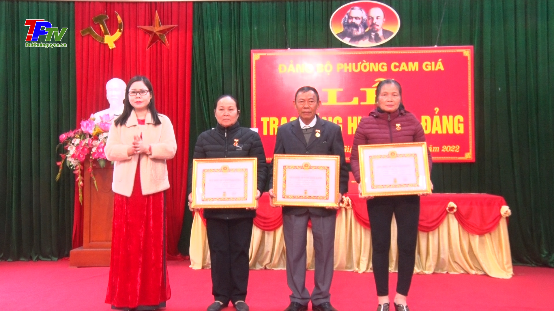 Đảng bộ phường Cam Giá trao Huy hiệu Đảng đợt 07/11/2022.