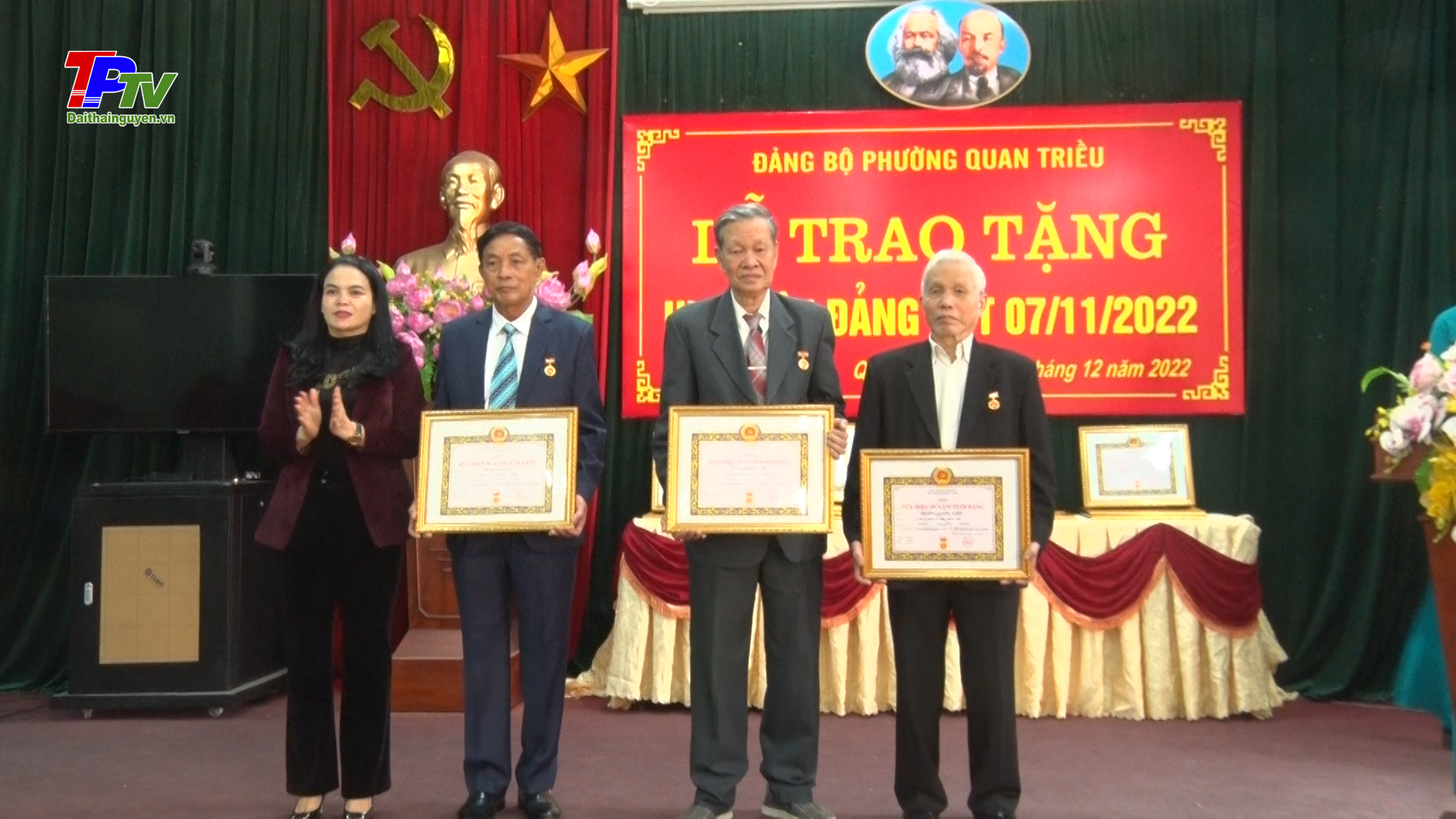 Đảng bộ phường Quan Triều trao Huy hiệu Đảng đợt 07/11/2022.