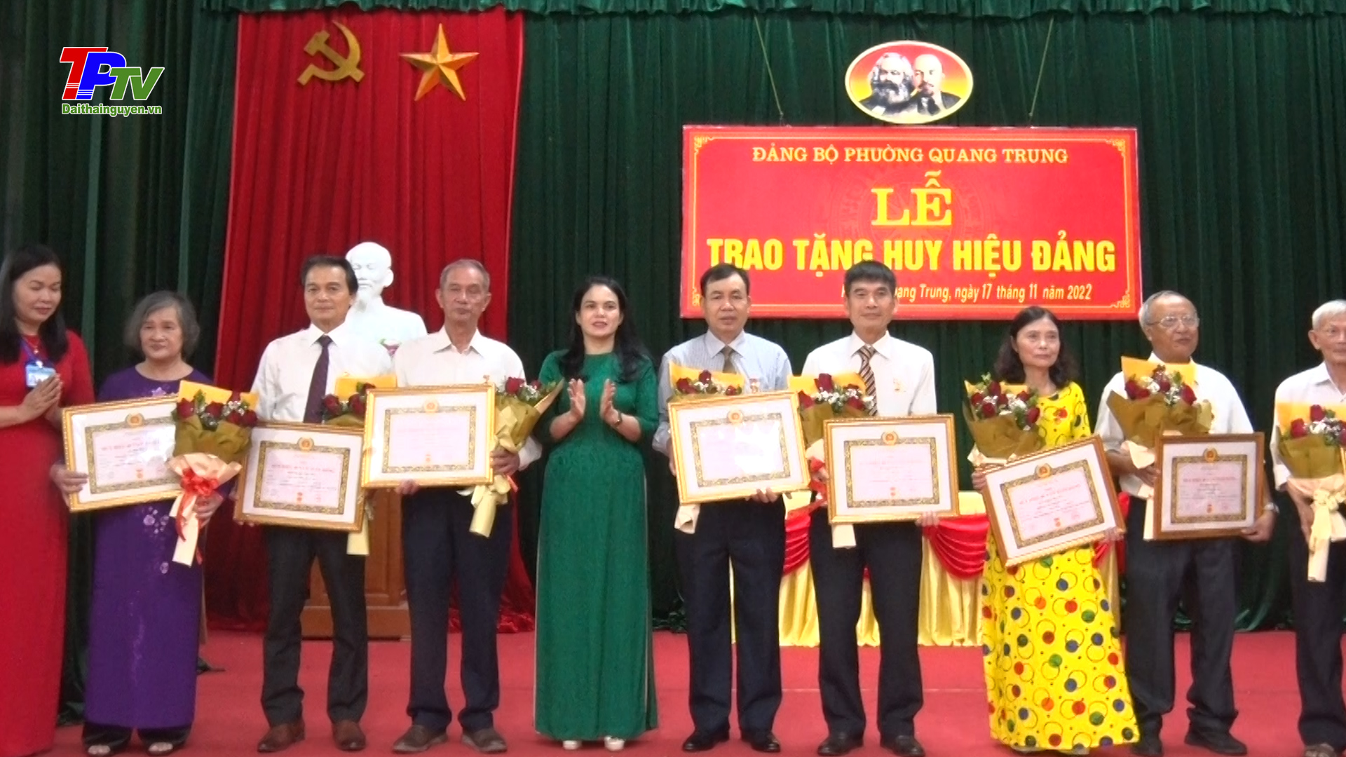 Đảng bộ phường Quang Trung trao tặng Huy hiệu Đảng đợt 7/11.