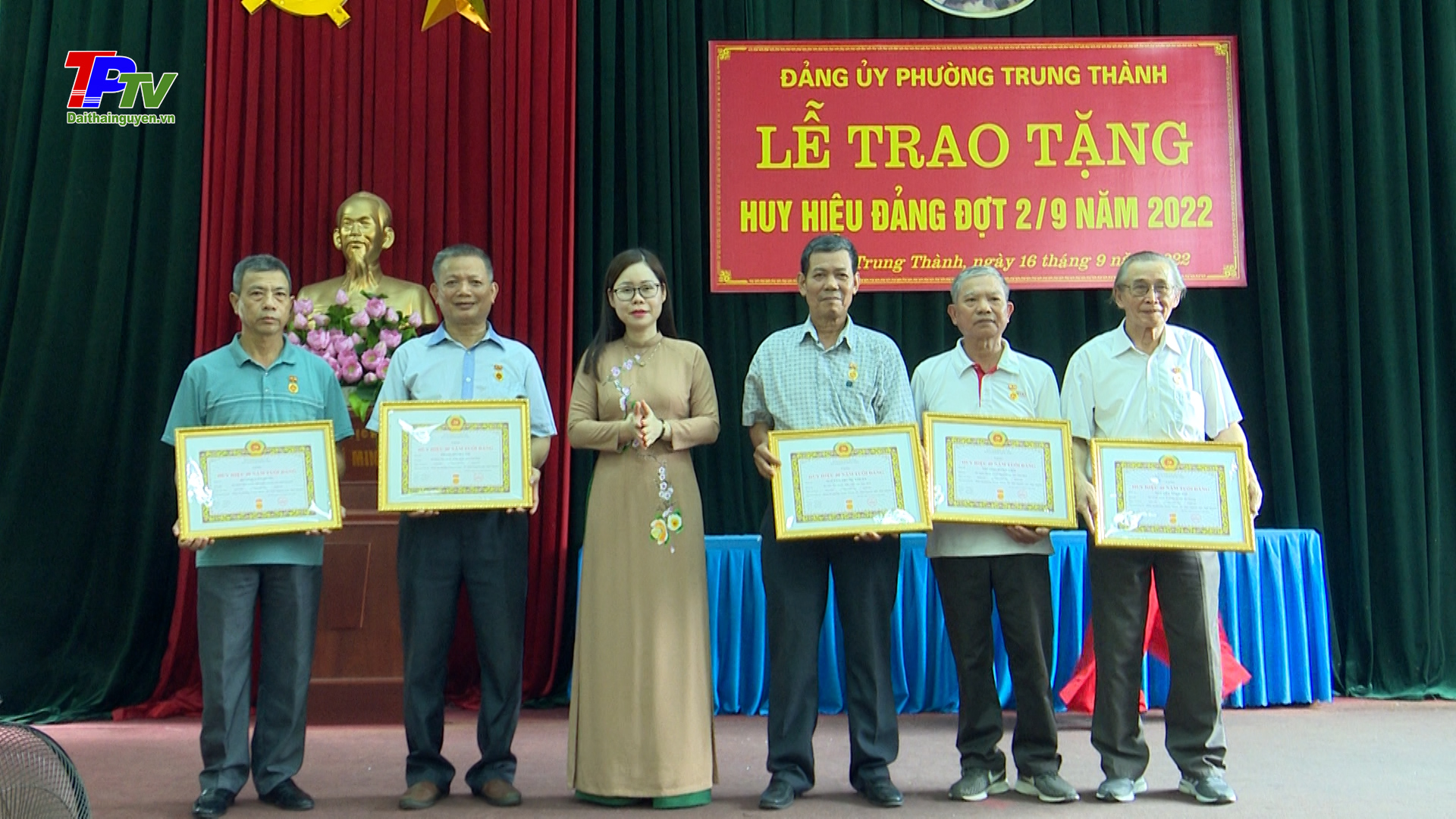 Đảng bộ phường Trung Thành: Trao tặng Huy hiệu Đảng đợt 2/9/2022.