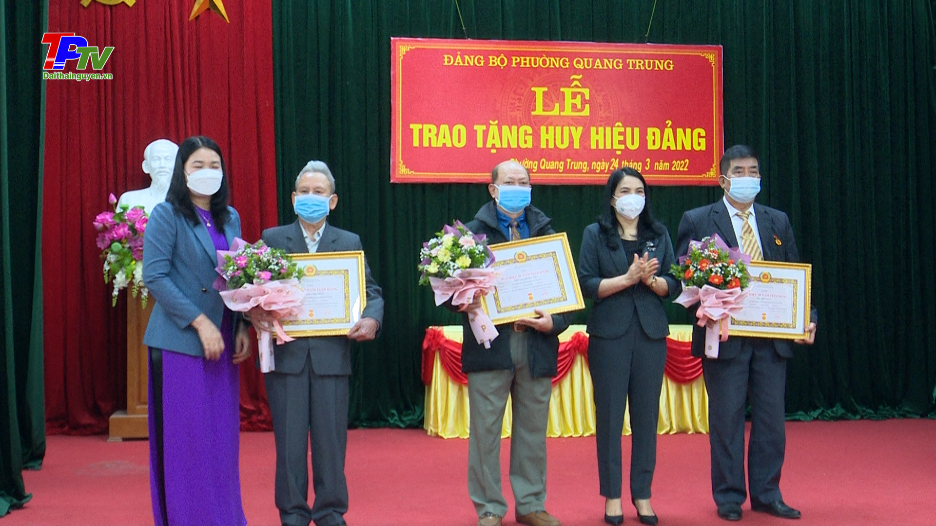 Đảng bộ phường Quang Trung trao huy hiệu Đảng cho 24 Đảng viên