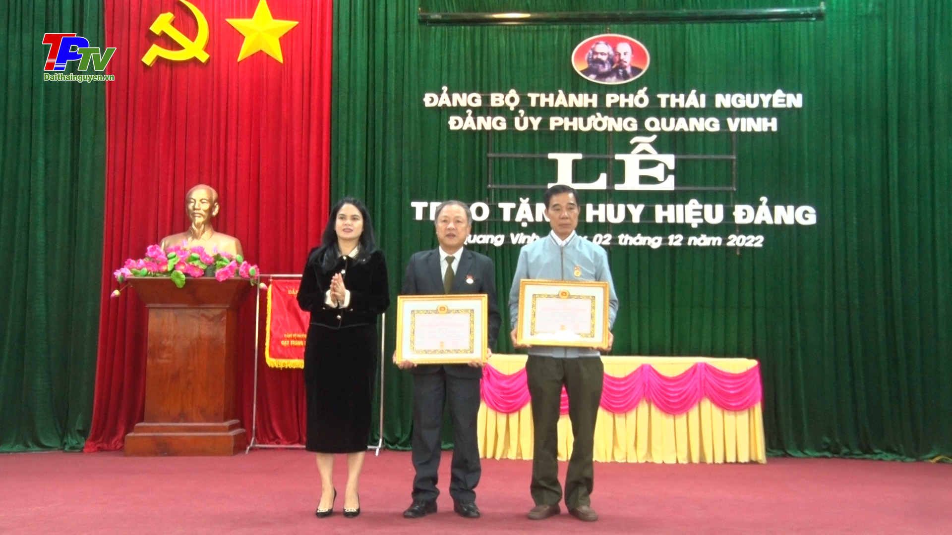 Đảng bộ phường Quang Vinh trao Huy hiệu Đảng đợt 07/11/2022.